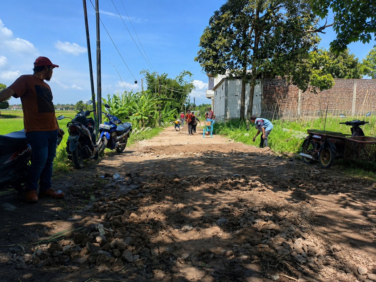 Caption : Gerakan kepedulian PAC Pemuda Pancasila Banyuresmi perbaiki jalan penghubung Desa Sukamukti - Sukalaksana, Jum'at (12/6/2026).