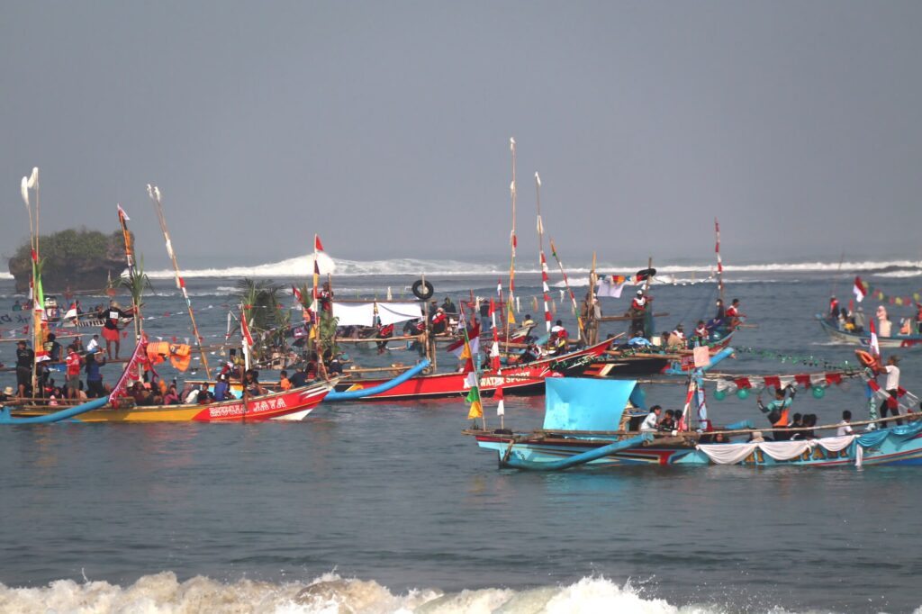 Nelayan Pantai Santolo Garut Gelar Tradisi Tasyakur “Ngarumat Sagara Ngamumule Budaya Basisir”