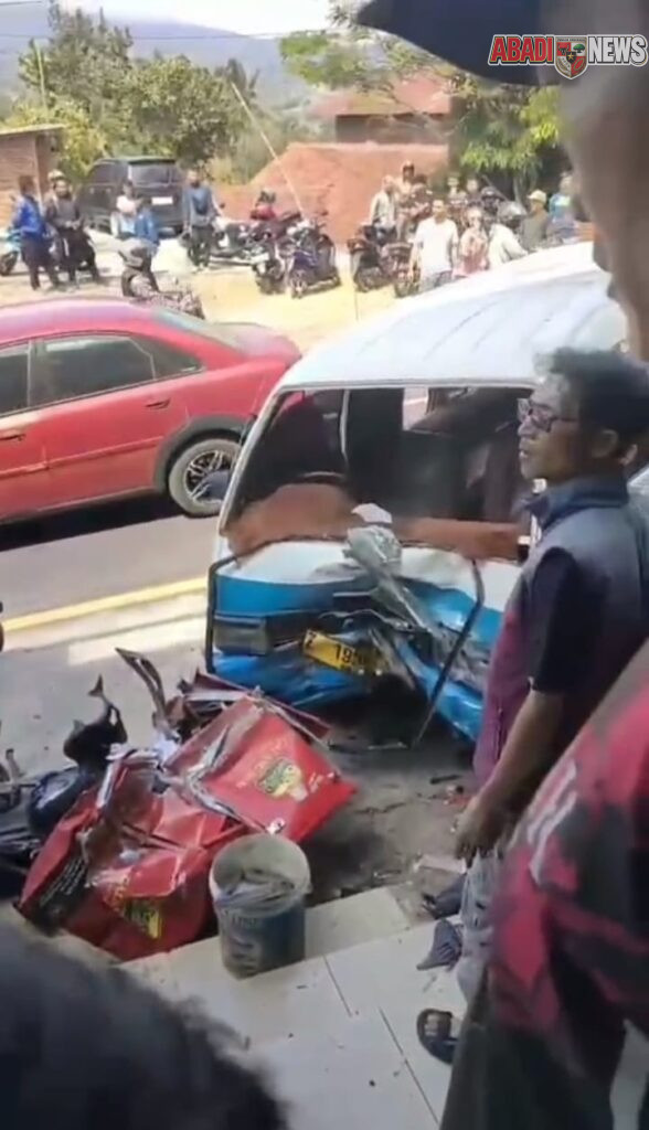 Mobil Angkot dan Sepeda Motor Terlibat Kecelakaan di Jalan Cilawu Garut